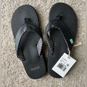 Sanuk NWT yoga mat flip flops